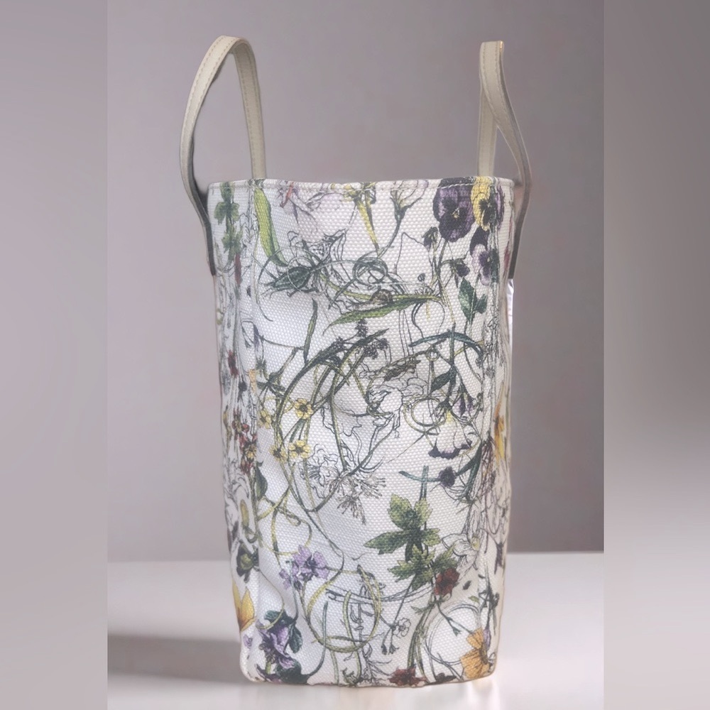 ✨SOLD✨Gucci 💐White Canvas Floral Tote Bag
Multiple colors Cream - Picture 12 of 13